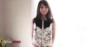 Japon çıtırlar Saya ve Rina sırayla sakso çekip kuduruyor